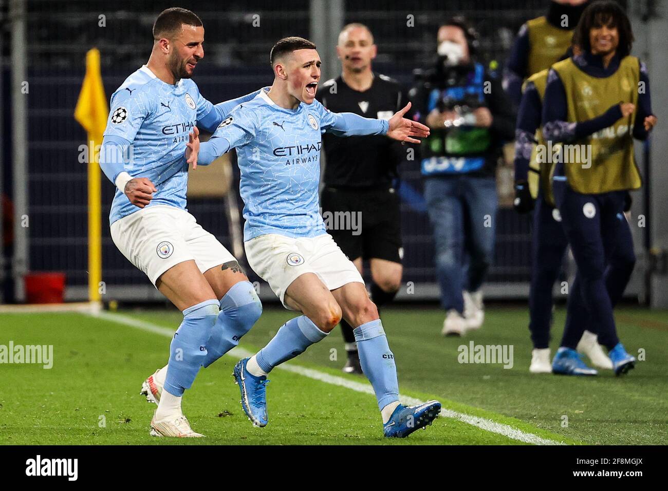 Dortmund, Allemagne. 14 avril 2021. Phil Foden (R) de Manchester City célèbre lors d'un match de deuxième match de la finale du quart de finale de la Ligue des champions de l'UEFA entre Borussia Dortmund et Manchester City à Dortmund, en Allemagne, le 14 avril 2021. Credit: Joachim Bywaletz/Xinhua/Alay Live News Banque D'Images