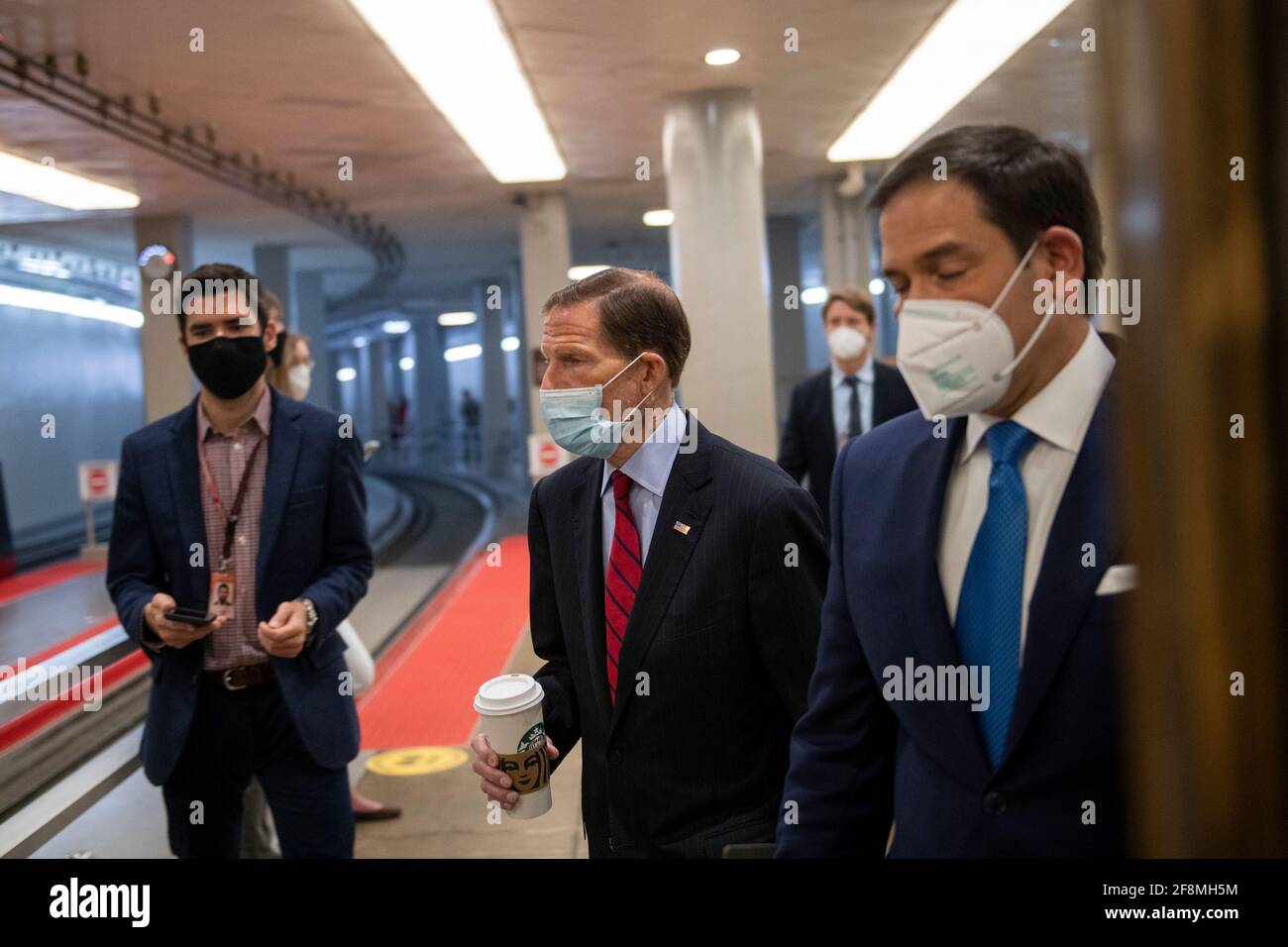 Washington, États-Unis d'Amérique. 14 avril 2021. Le sénateur américain Richard Blumenthal (démocrate du Connecticut), au centre, et le sénateur américain Marco Rubio (républicain de Floride), à droite, passent par le métro du Sénat pour un vote au Capitole des États-Unis à Washington, DC, le mercredi 14 avril 2021. Crédit: Rod Lamkey/CNP/Sipa USA crédit: SIPA USA/Alay Live News Banque D'Images