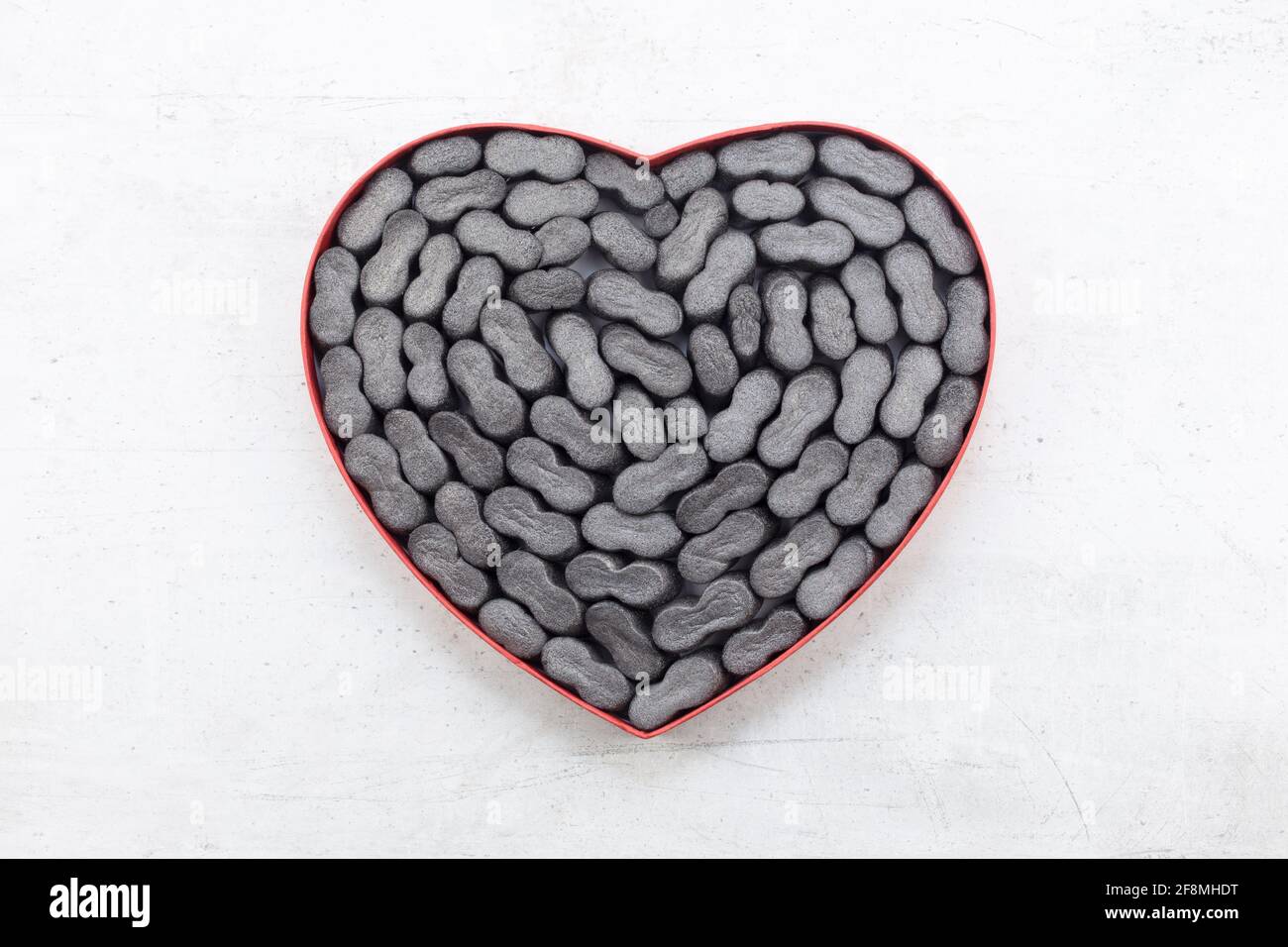 Cardbox En Forme De Coeur Avec Noir Emballage Arachides Bulles Plastique De Protection Granules De Polystyrene Eclats De Fond Amour Ou De Saint Valentin Concept Photo Stock Alamy