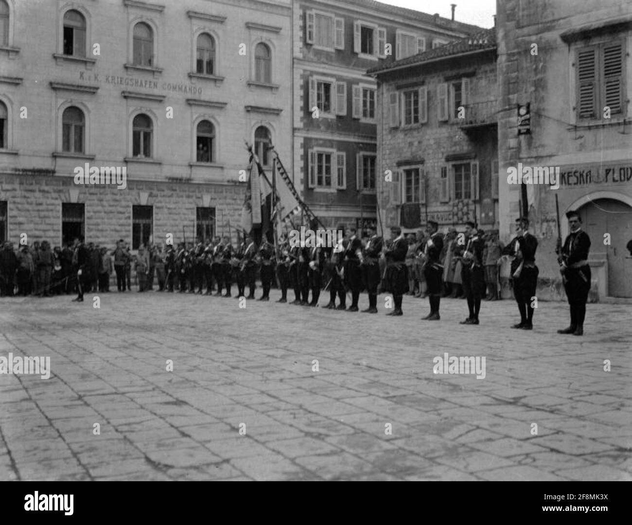 Installation de la parade devant le K.U.K. La moitié de la guerre Commando à l'Association de Cattaroder 'Mornarica' ​​in Cattaro en l'honneur du commandant de l'armée Kövess de Kövesshaza a organisé un défilé de festival dans sa robe nationale et a introduit une danse nationale après la défilisation. . Banque D'Images