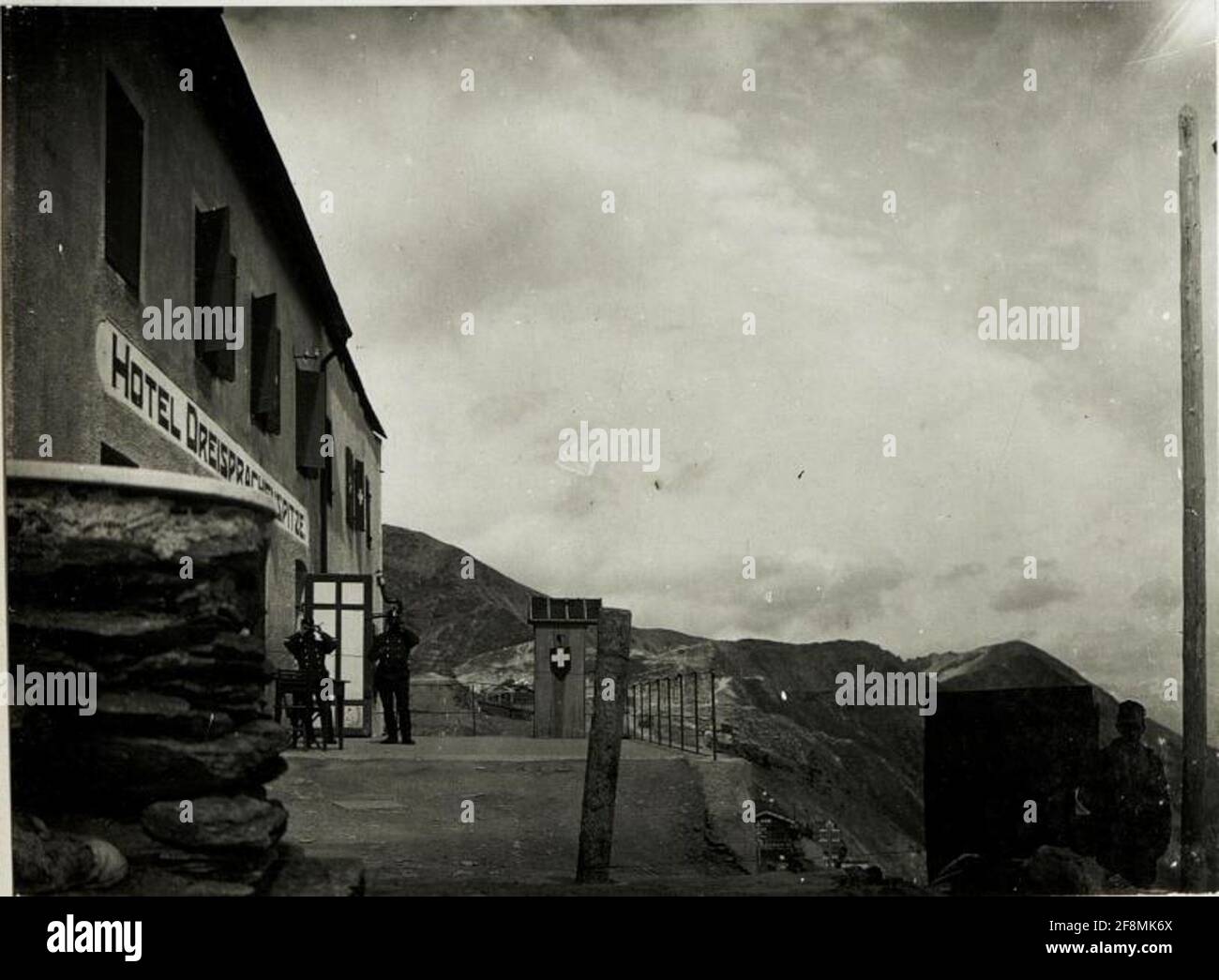 ViewPoint Hotel Trachnachtspitze: La frontière suisse avec les postes autrichiens et suisses. . Banque D'Images
