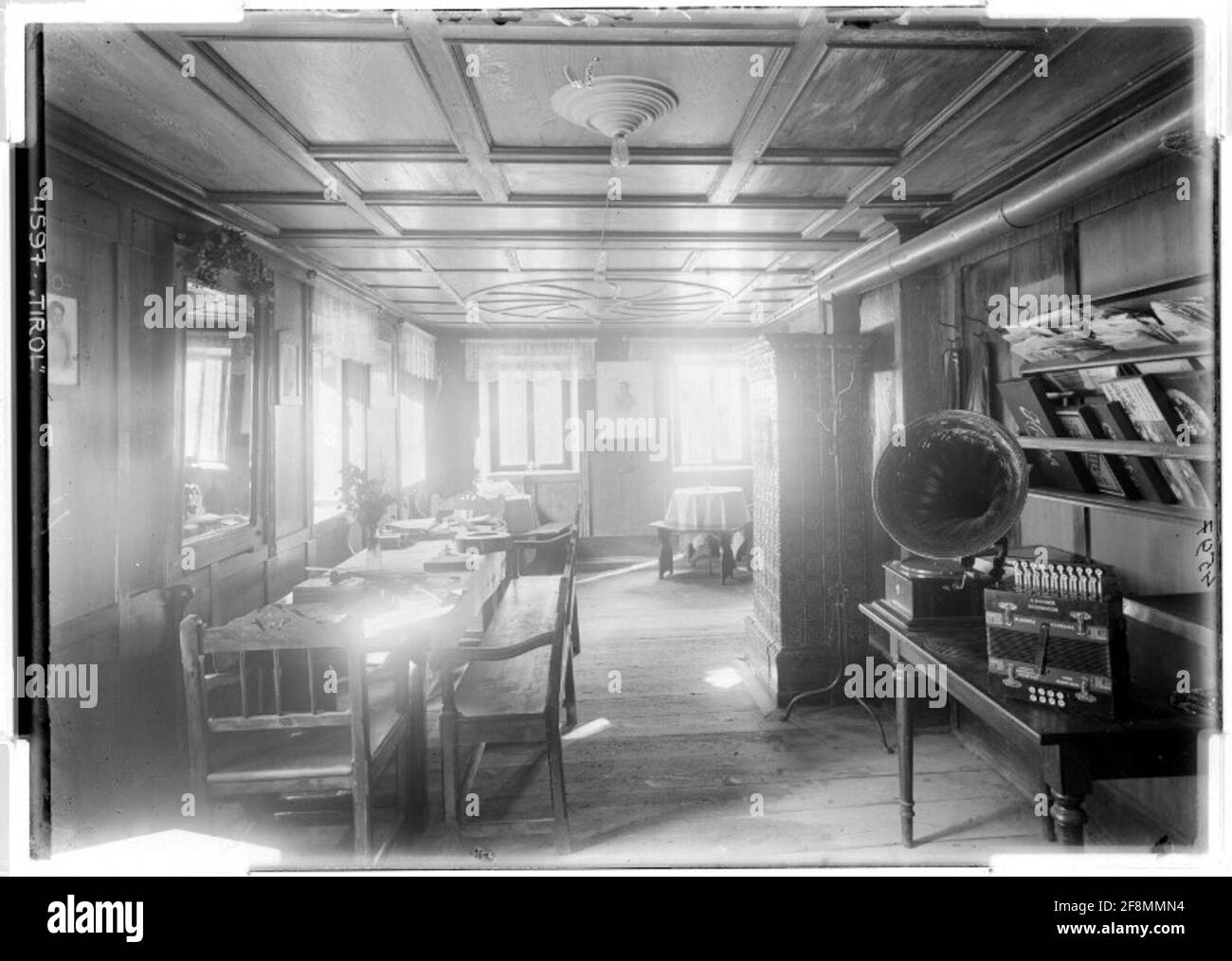 Salle de lecture des quartiers des soldats de Niederdorf Tyrol du Sud, vallée de Puster; photographe: Flam. Banque D'Images Salle de lecture des quartiers des soldats de Niederdorf Tyrol du Sud, vallée de Puster; photographe: Flam. Banque D'Images