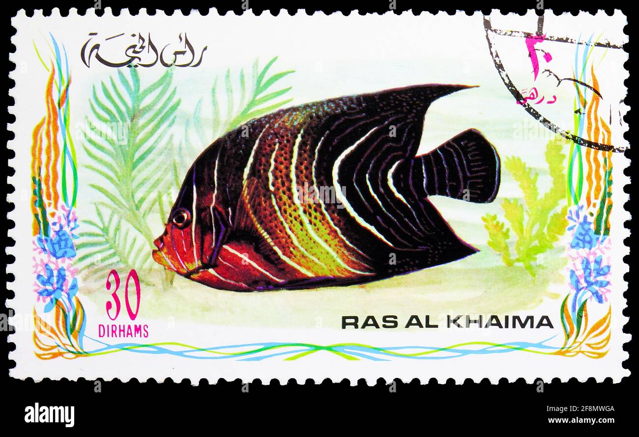 MOSCOU, RUSSIE - 4 OCTOBRE 2019: Timbre-poste imprimé à Ras Al Khaimah montre l'Angelfish du Coran (Pomacanthus semicircatus), série de poissons, vers 1972 Banque D'Images