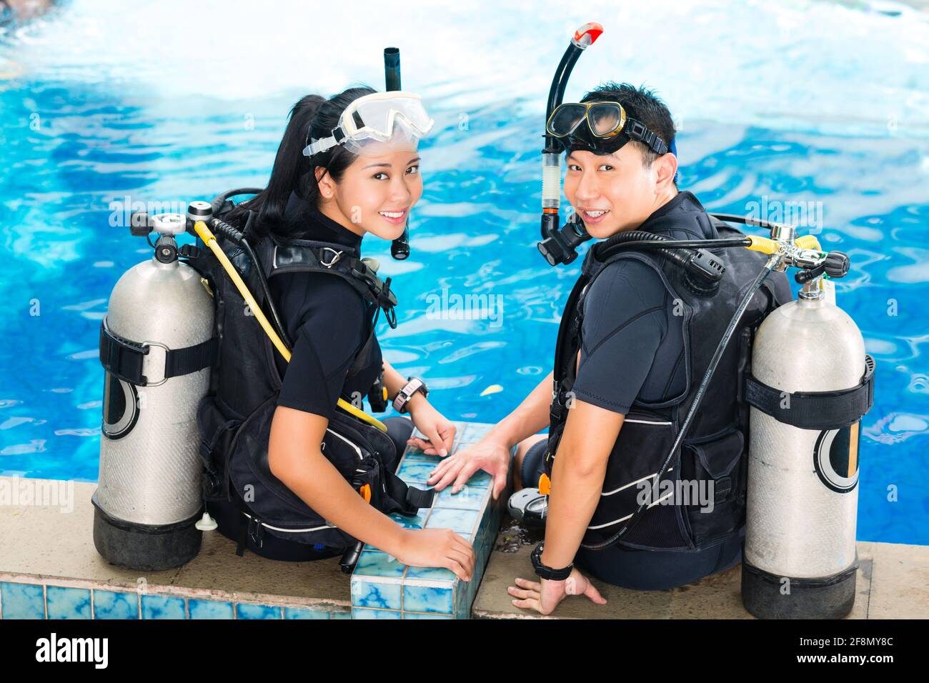 Les gens d'Asie à la diver en école de plongée en combinaison avec un réservoir d'oxygène Banque D'Images