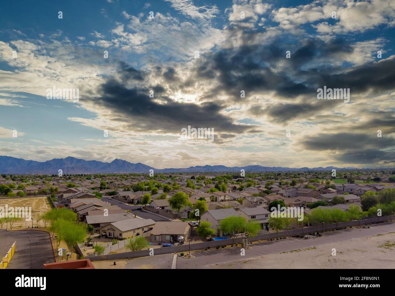 Vue panoramique avec Avondale ville Arizona USA dans la famille de quartier plus de maisons de banlieue dans un quartier résidentiel Banque D'Images