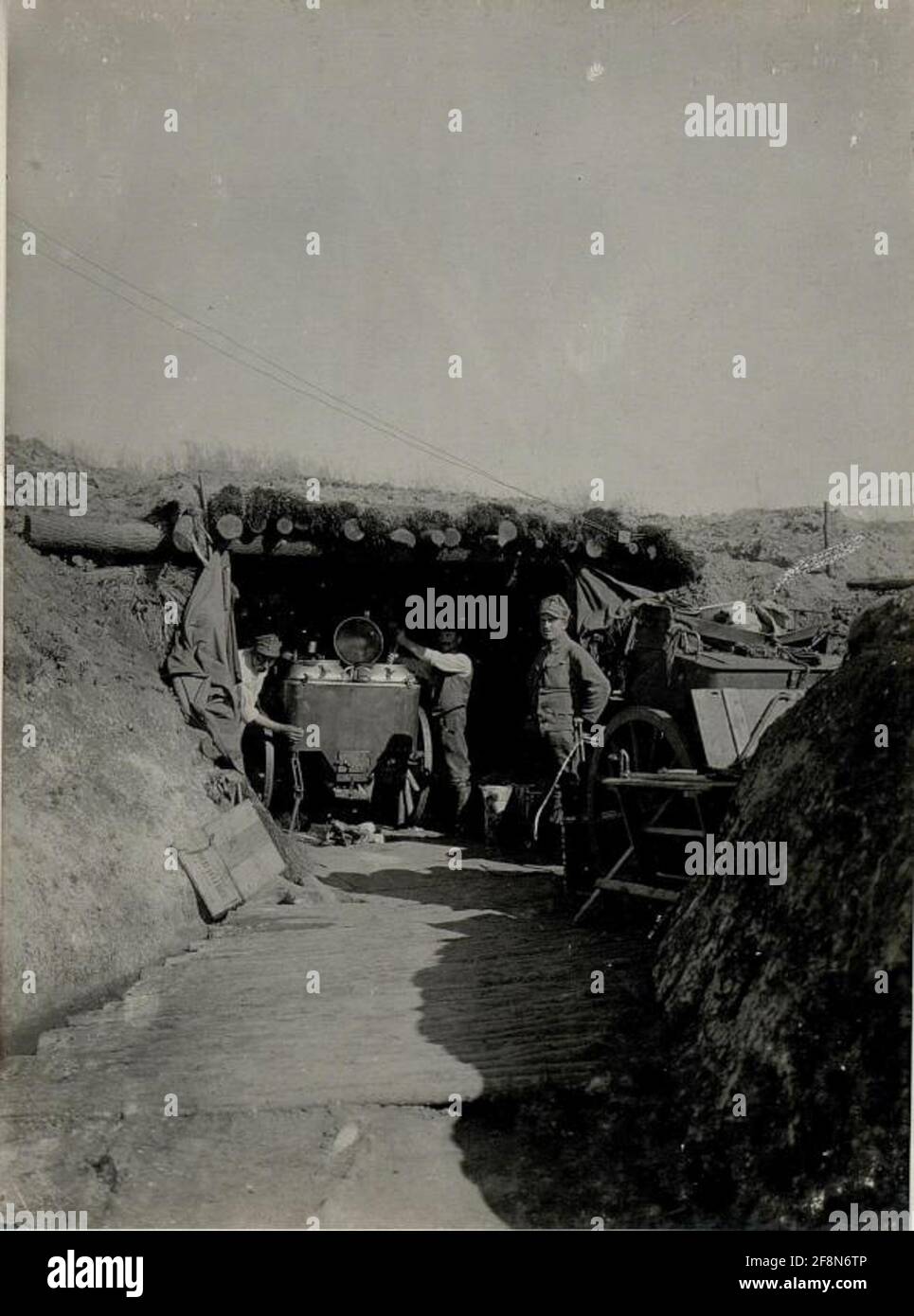 Abri de cuisine de campagne lors du lancement du premier bataillon du Régiment d'infanterie 75 à la section Cross 363, au sud de Gebrow, enregistré le 2 juin 1916. Banque D'Images