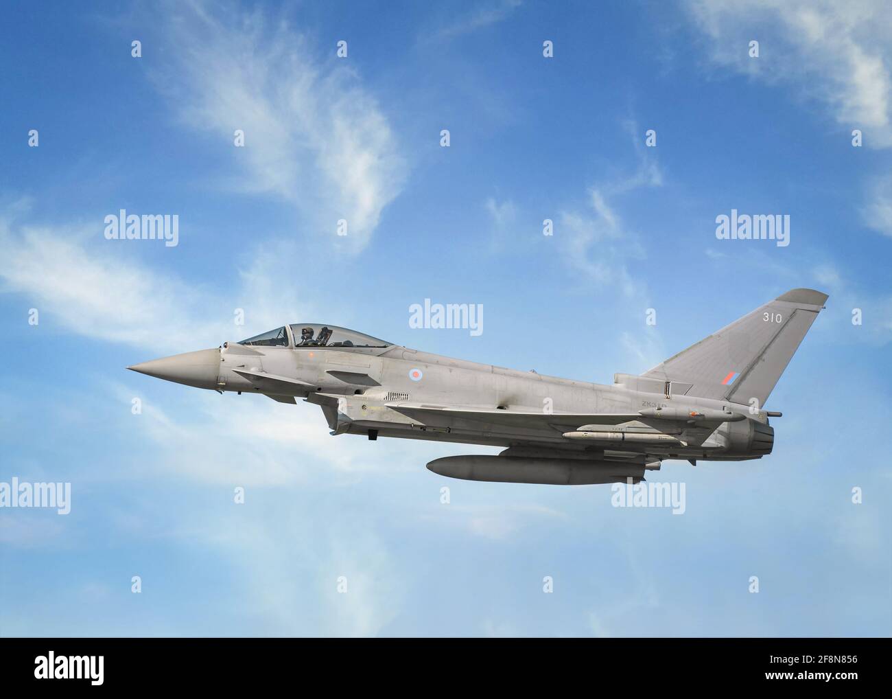 RAF Coningsby Lincolnshire Typhoon EF 2000 Eurofighter jet militaire royal avion airforce en vol bleu ciel d'été visible côté pilote profil Banque D'Images