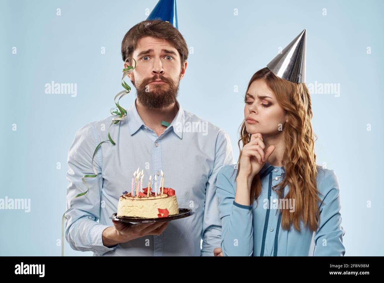 Anniversaire Homme Femme En Chapeaux De Fete Sur Fond Bleu Et Gateau Aux Bougies Photo Stock Alamy Anniversaire Homme Femme En Chapeaux De Fete Sur Fond Bleu Et Gateau Aux Bougies Photo Stock Alamy