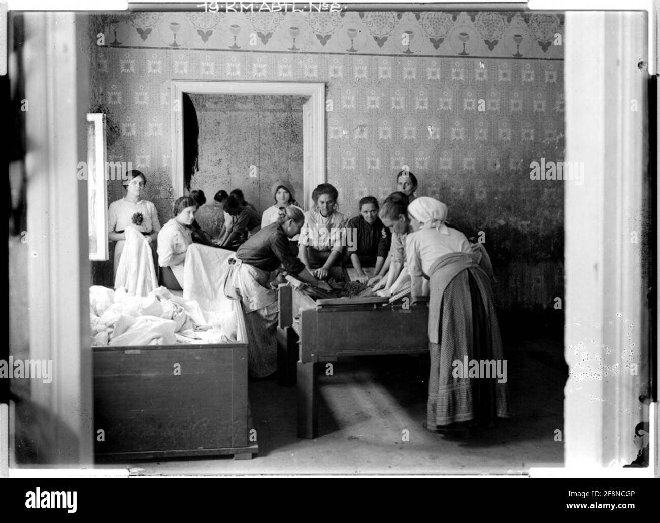 Petrikau lave-linge mobile. Le lavage d'hiver des hommes est effectué par des habitants locaux payés; Russie, Pologne russe; photographe: Kriegsmappierungsabteilung 2. Banque D'Images