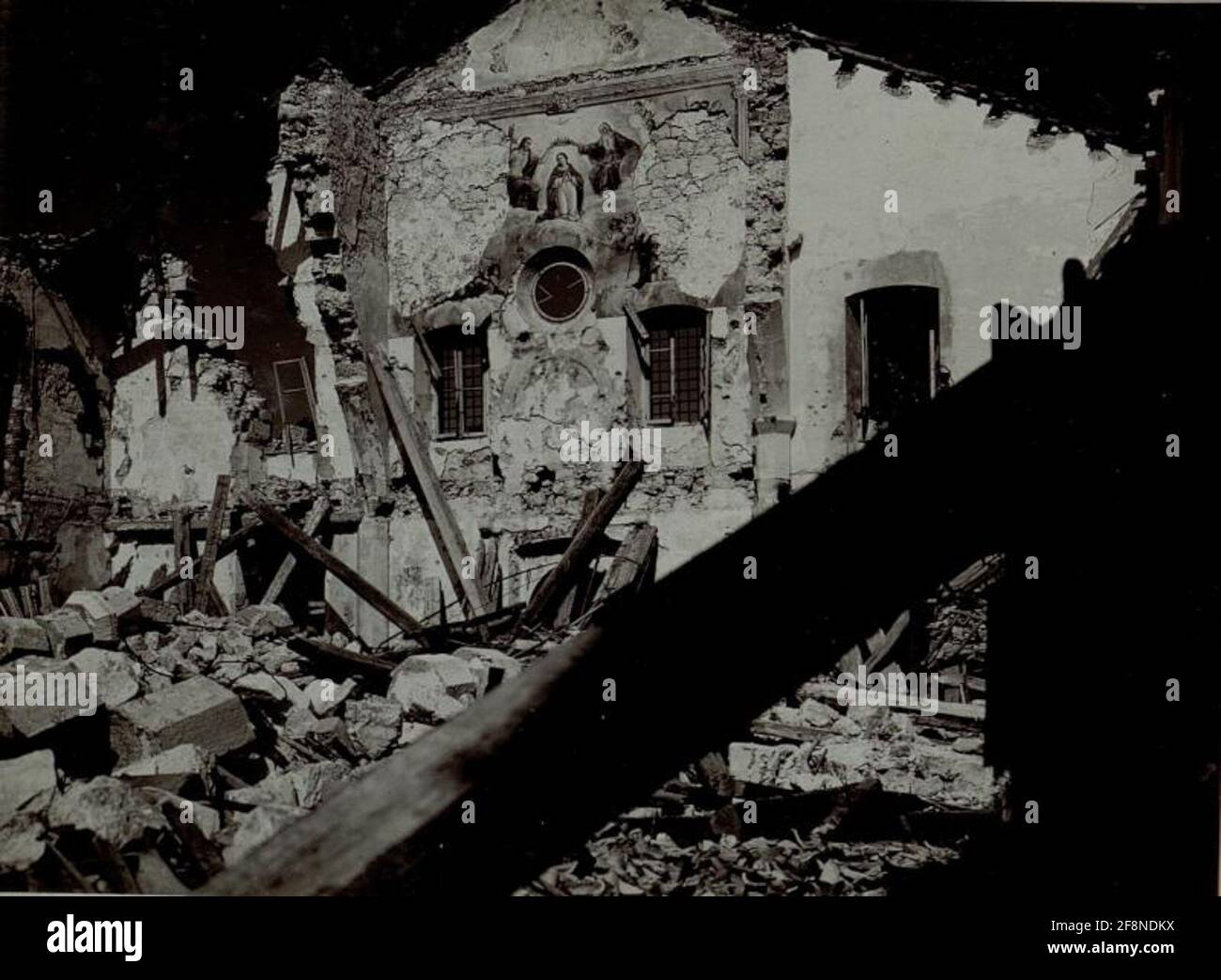 A l'occasion de l'anniversaire de la déclaration de guerre en Italie à l'Öst.- la monarchie hongroise a complètement détruit les monastères de Monte Santo, probablement en 23.5.1916. Banque D'Images