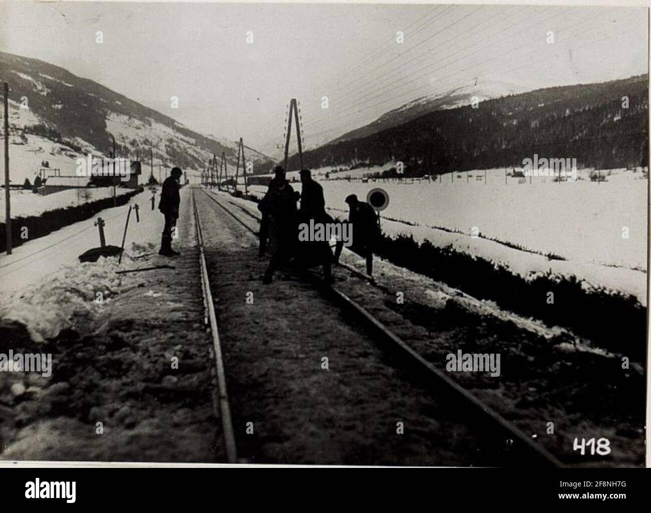 Les travailleurs réparent le lieu du train entre Toblach et Innichen, au 30er Emeriel italien, 28.2.1916. . Banque D'Images