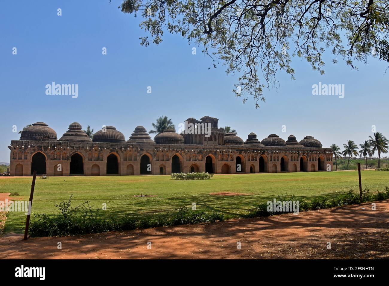 Ruines anciennes des écuries royales à Hampi du XIVe siècle Royaume de Vijayanagara l'ancienne ville de Vijayanagara, Hampi, Karnataka, Inde Banque D'Images