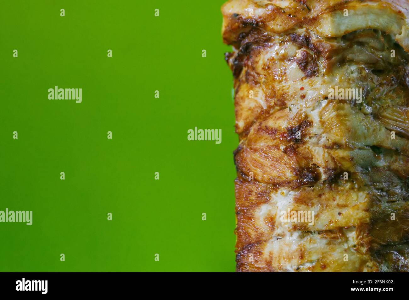 La viande de shawarma est grillée sur une brochette dans un asiatique restaurant Banque D'Images