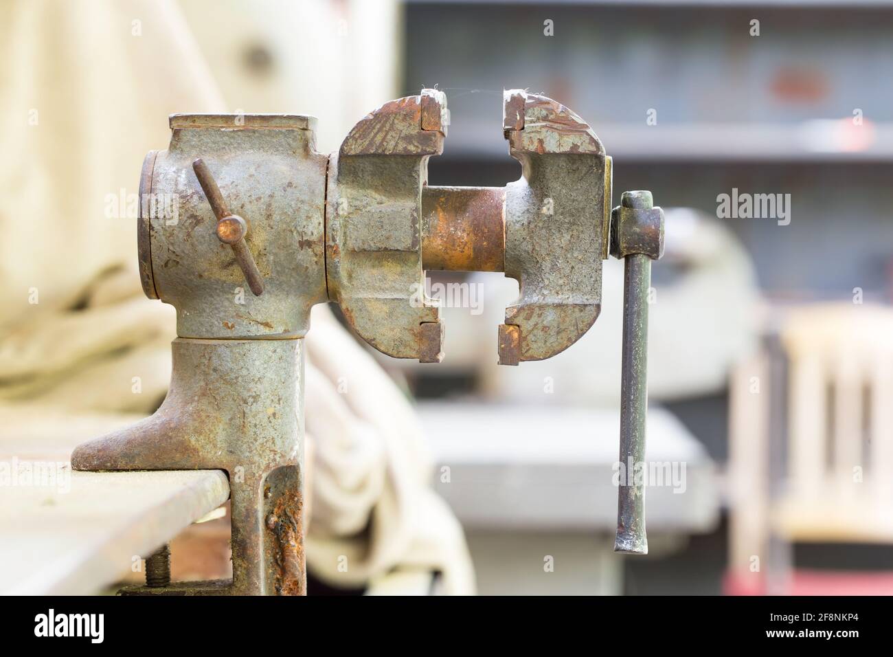 Ancien étau métallique de paillasse dans l'atelier Photo Stock - Alamy