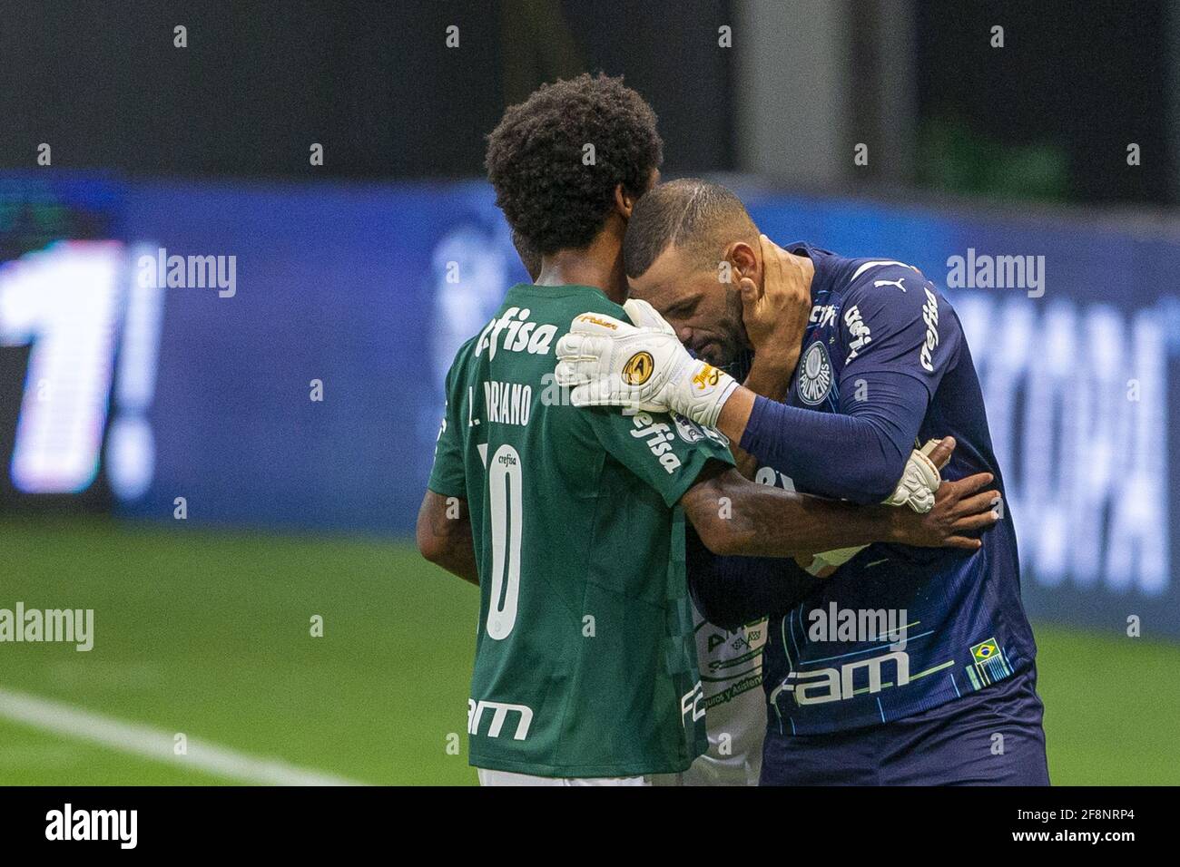 Weverton (Palmeiras) et Luiz Adriano (Palmeiras) après avoir perdu la compétition de pénalité, tous deux ont manqué, au cours de la deuxième partie de la finale Recopa Sul-Americano 2021 (également connue en espagnol sous le nom de Recopa Sud-Americano) de football entre Palmeiras du Brésil et Defensa y Justicia de l'Argentine à l'Estadio Mane Garrincha à Brasilia, Brésil le 14 avril 2021. Palmeiras a remporté le premier tronçon 1-2 à Buenos Aires mercredi dernier 7 avril 2021. Le jeu a été joué à Brasilia comme tous les sports actuellement suspendu dans l'état de Sao Paulo que l'état est dans "état d'urgence" concernant Covid 19. Banque D'Images