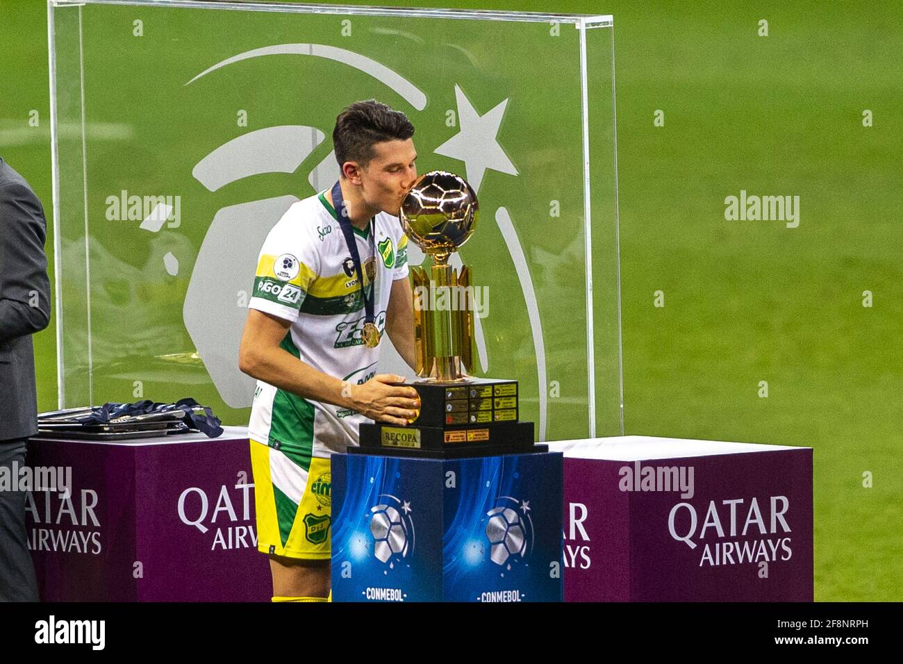 Defensa y Justicia celbrate après avoir remporté le match de football Recopa Sul-Americano 2021 final (également connu en espagnol sous le nom de Recopa Sud-Americano) entre Palmeiras du Brésil et Defensa y Justicia de l'Argentine à l'Estadio Mane Garrincha à Brasilia, au Brésil, le 14 avril 2021. Palmeiras a remporté le premier tronçon 1-2 à Buenos Aires mercredi dernier 7 avril 2021. Le jeu a été joué à Brasilia comme tous les sports actuellement suspendu dans l'état de Sao Paulo que l'état est dans "état d'urgence" concernant Covid 19. Crédit: SPP Sport presse photo. /Alamy Live News Banque D'Images