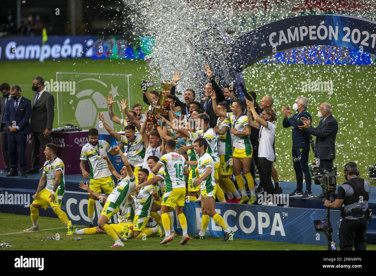 Defensa y Justicia celbrate après avoir remporté le match de football Recopa Sul-Americano 2021 final (également connu en espagnol sous le nom de Recopa Sud-Americano) entre Palmeiras du Brésil et Defensa y Justicia de l'Argentine à l'Estadio Mane Garrincha à Brasilia, au Brésil, le 14 avril 2021. Palmeiras a remporté le premier tronçon 1-2 à Buenos Aires mercredi dernier 7 avril 2021. Le jeu a été joué à Brasilia comme tous les sports actuellement suspendu dans l'état de Sao Paulo que l'état est dans "état d'urgence" concernant Covid 19. Crédit: SPP Sport presse photo. /Alamy Live News Banque D'Images