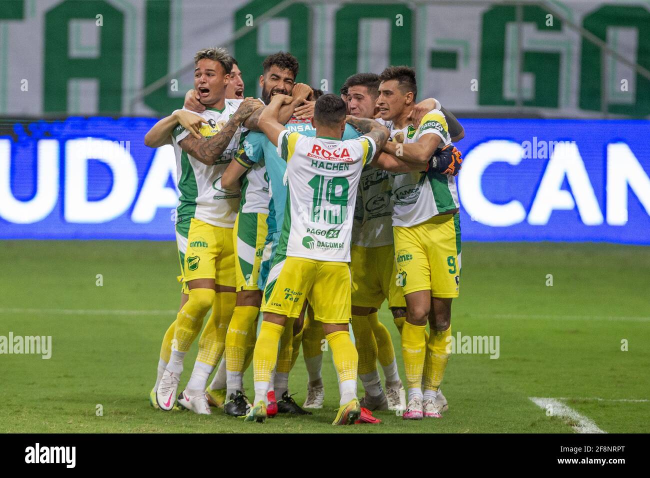 Defensa y Justicia celbrate après avoir remporté le match de football Recopa Sul-Americano 2021 final (également connu en espagnol sous le nom de Recopa Sud-Americano) entre Palmeiras du Brésil et Defensa y Justicia de l'Argentine à l'Estadio Mane Garrincha à Brasilia, au Brésil, le 14 avril 2021. Palmeiras a remporté le premier tronçon 1-2 à Buenos Aires mercredi dernier 7 avril 2021. Le jeu a été joué à Brasilia comme tous les sports actuellement suspendu dans l'état de Sao Paulo que l'état est dans "état d'urgence" concernant Covid 19. Crédit: SPP Sport presse photo. /Alamy Live News Banque D'Images