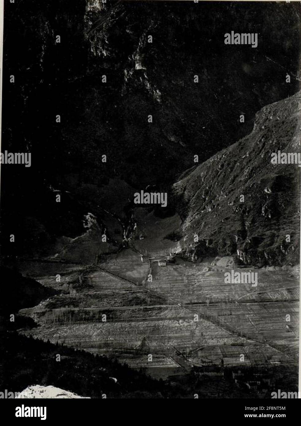 Panorama: Lago di Ledro et Vallée à Bezzecca. Point: Tomeabru. (4. Image de pièce à wk1 alb082 24352). Banque D'Images