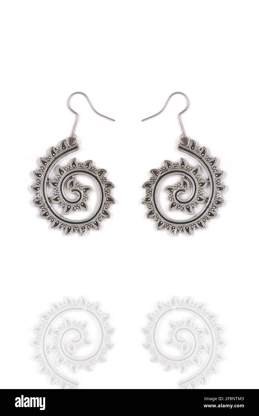 Beaux boucles d'oreilles argentées orientales bijoux (indien, arabe, africain, égyptien), boucles d'oreilles argentées oxydées, mode Exotic Asian Accessoires Banque D'Images