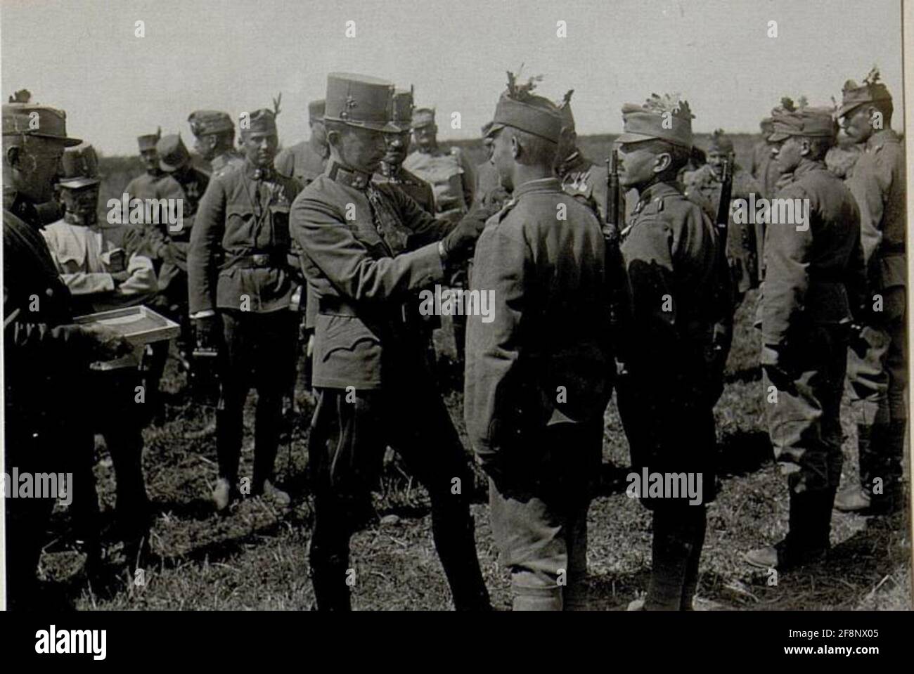 Décoration des équipes par Archduke Karl à la 36e infanterie Division le 24.8.1916 Archduke Karl était apparemment dans la période Août à octobre 1916 sur le front en Europe de l'est Banque D'Images