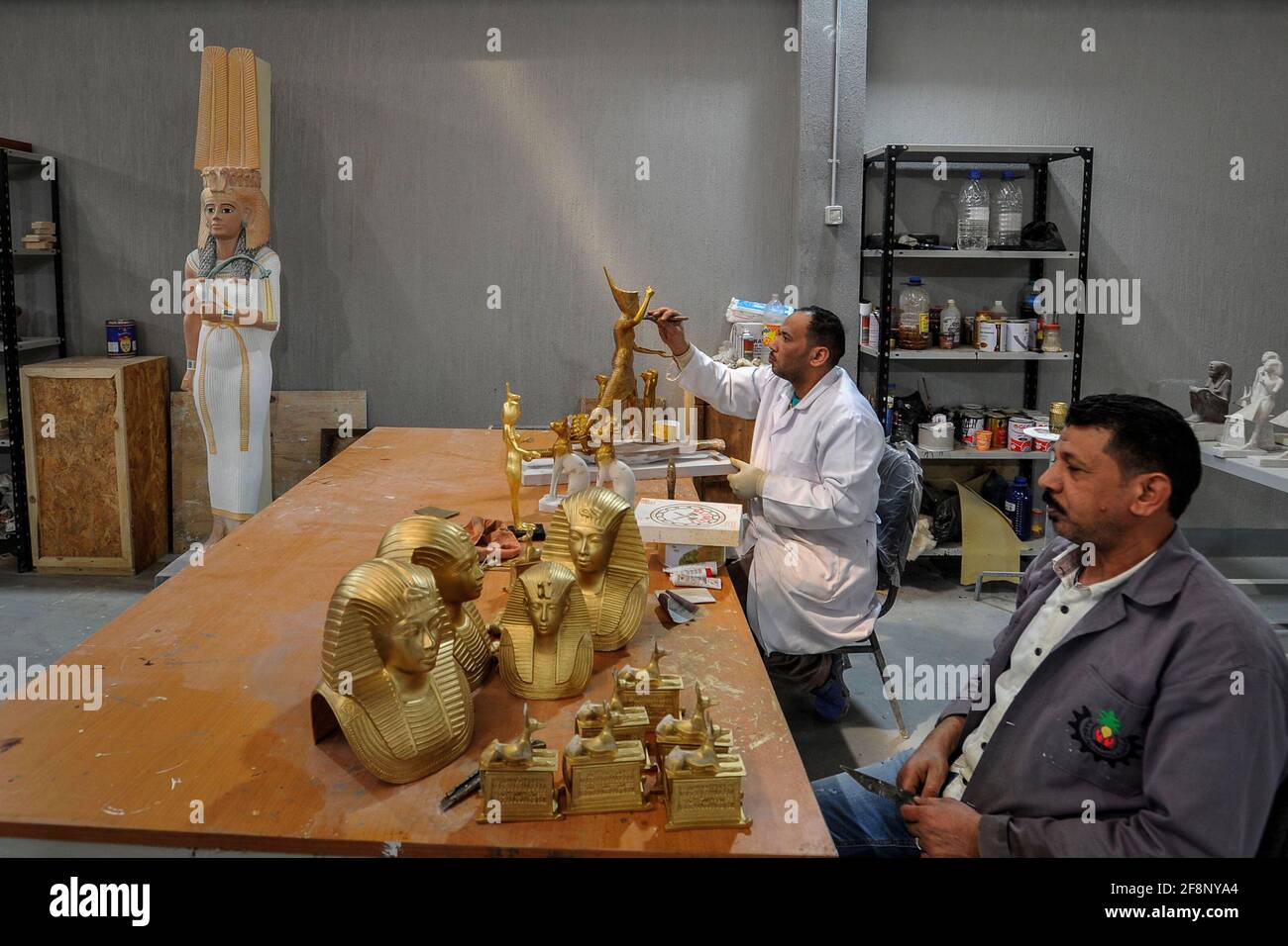 13 avril 2021, Égypte, ville d'Ojour : des artisans travaillent à la création de répliques modèles d'objets égyptiens anciens, à l'usine de Konouz, la première usine de la région pour les reproductions archéologiques. Les clones antiques sont d'abord disponibles à l'achat au Musée des civilisations égyptiennes du Caire (NMEC) et seront distribués sur demande aux musées et aux boutiques touristiques du monde entier. Chaque pièce produite par l'usine portera un cachet officiel du Conseil suprême des Antiquités d'Égypte et un code à barres fournissant des informations sur la pièce originale, comme le nom, le lieu d'exposition et le matériel dans les deux E Banque D'Images