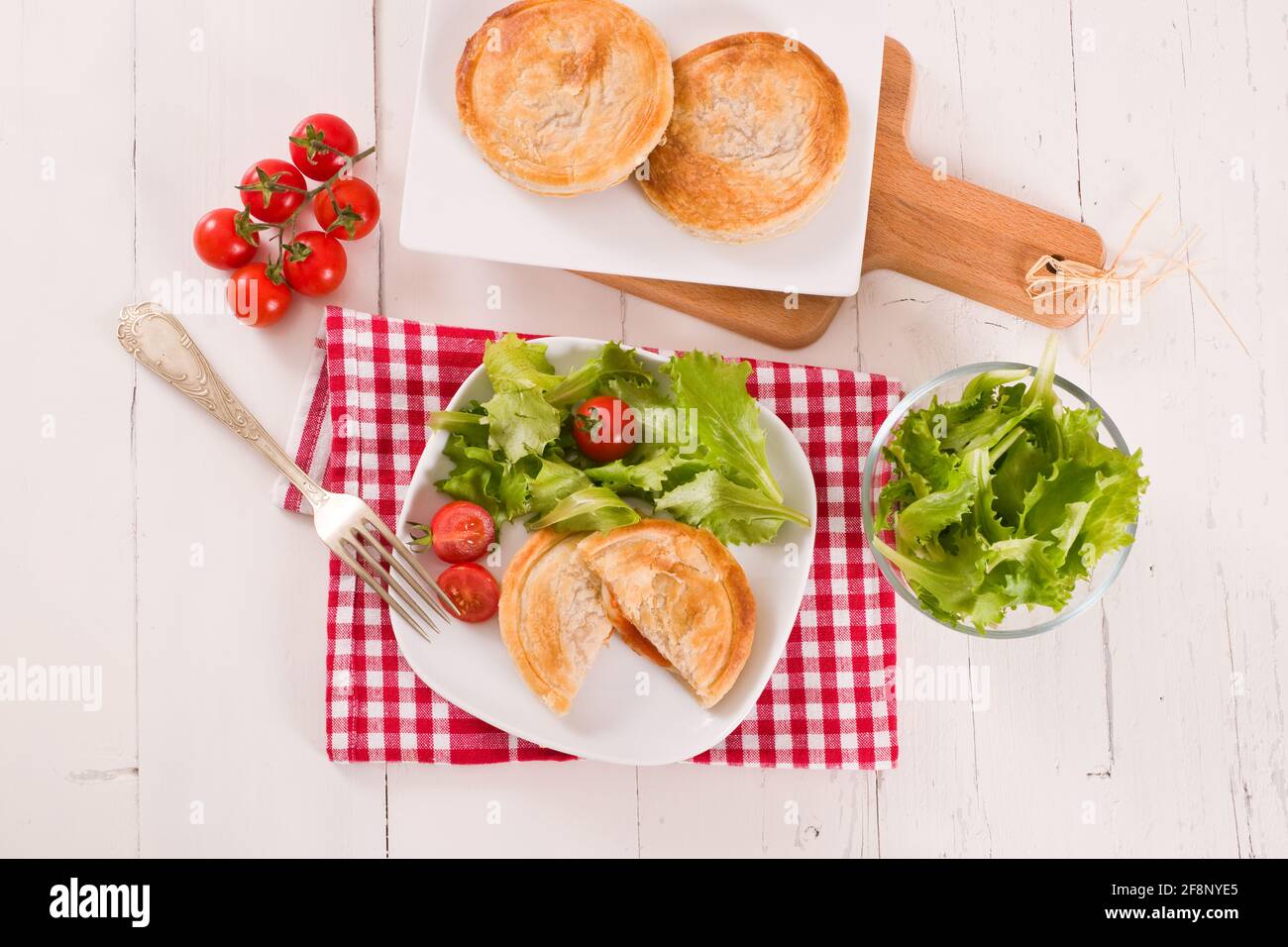 Pâte feuilletée fourrée de tomates et de mozzarella Photo Stock Alamy Pâte feuilletée fourrée de tomates et de mozzarella Photo Stock Alamy
