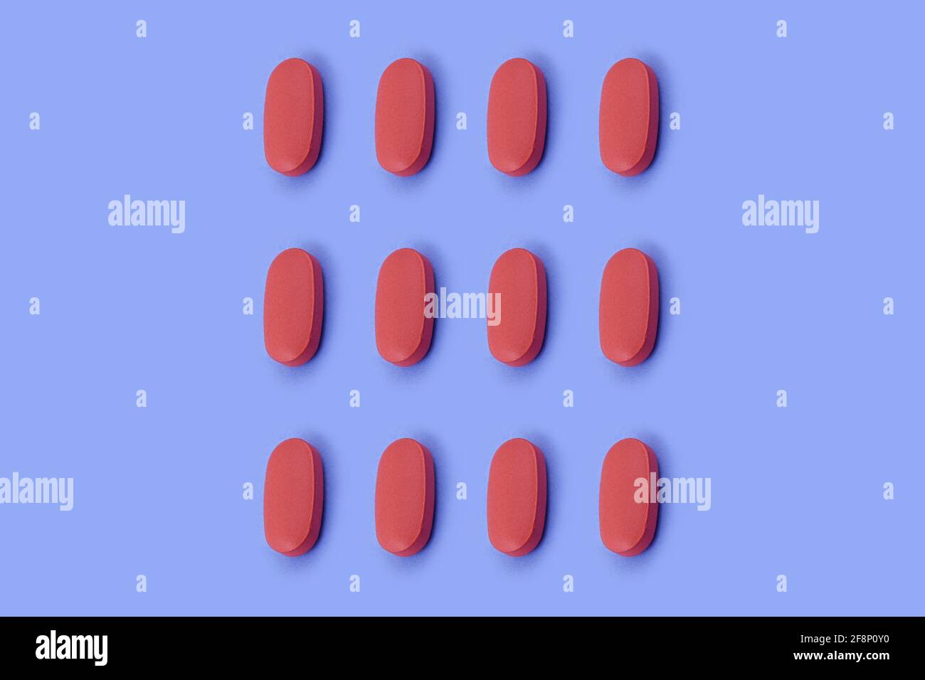 Forme ovale comprimé de médecine pharmaceutique sur fond bleu, Medicine concepts créatifs style minimal avec fond de papier coloré Banque D'Images