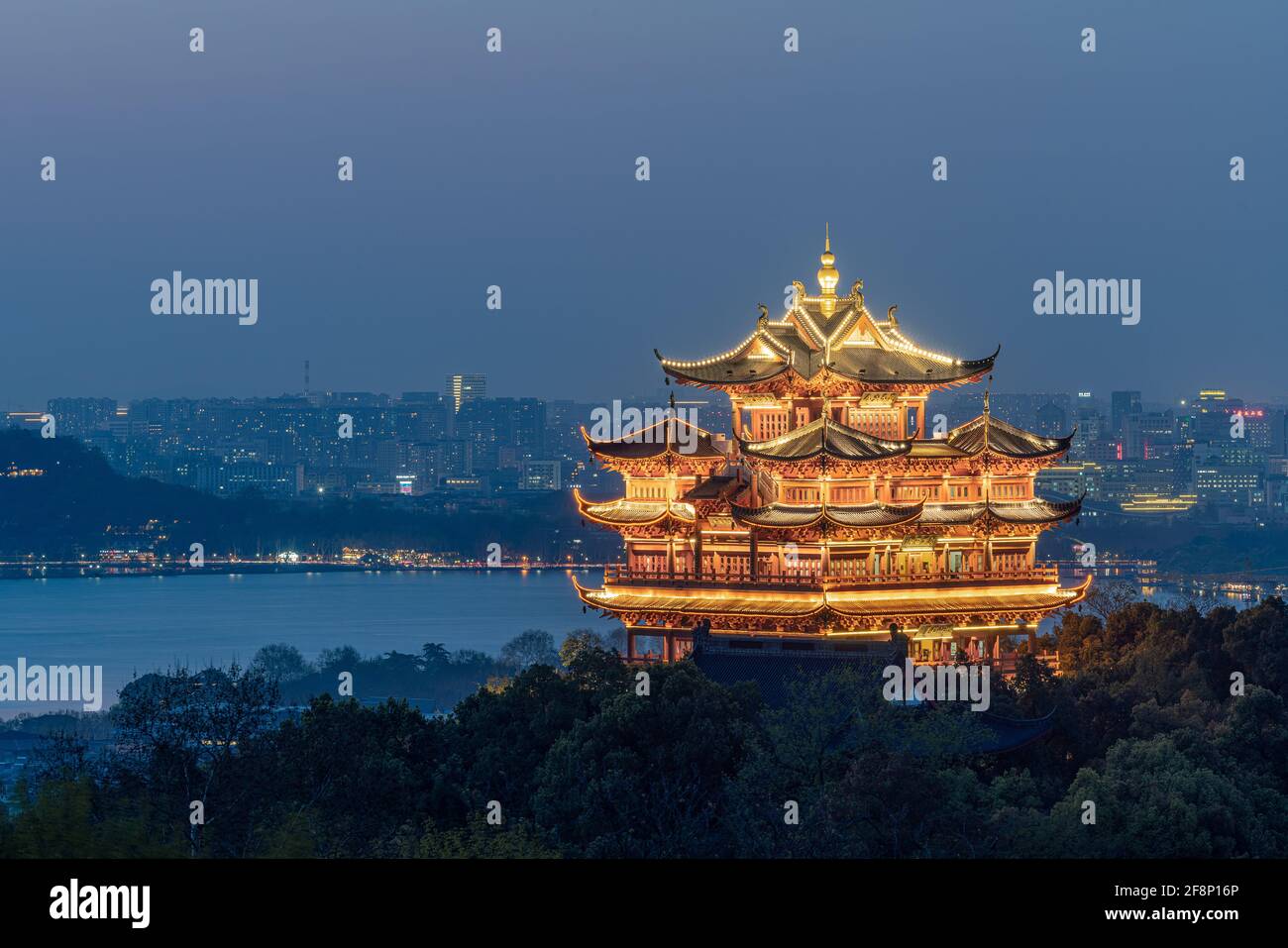 Paysage nocturne du Pavillon de Dieu de la ville à Hangzhou, en Chine Banque D'Images