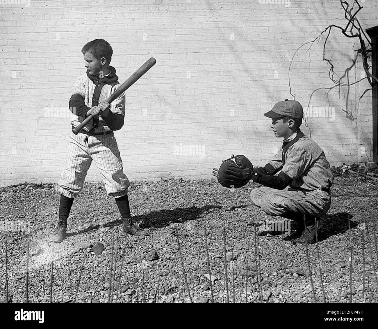 Les garçons jouent au base-ball, le 21 mars 1923. Banque D'Images