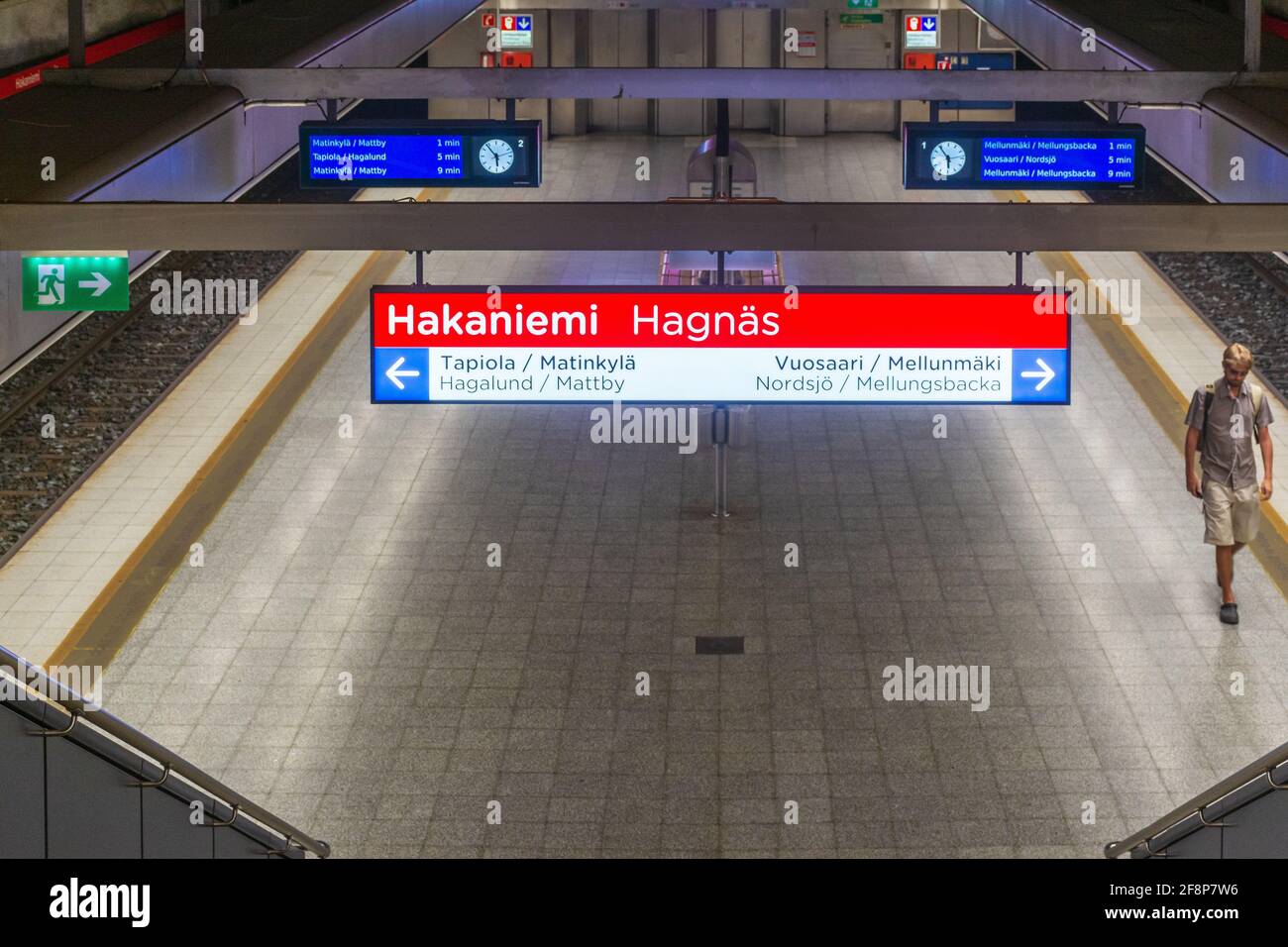 Homme marchant dans la station de métro Hakaniemi à Helsinki en Finlande Banque D'Images Homme marchant dans la station de métro Hakaniemi à Helsinki en Finlande Banque D'Images