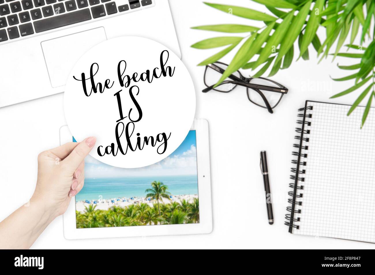Accueil bureau vacances d'été concept. Autocollant de main de femme Banque D'Images