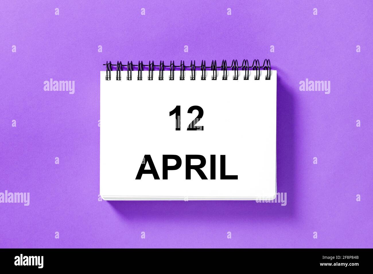 Calendrier pour la date sur fond violet. 12 avril Banque D'Images