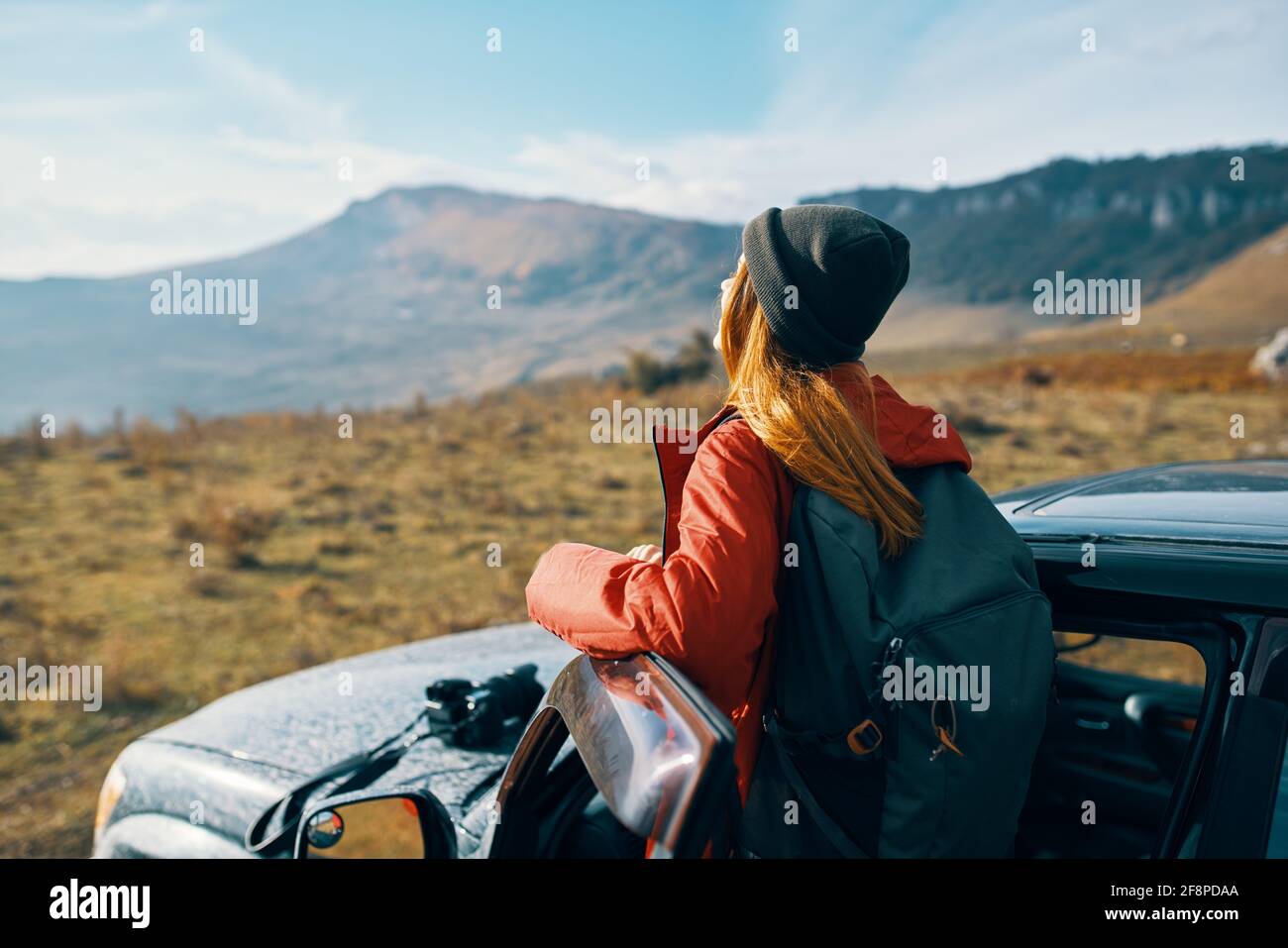 Voyageur avec un sac à dos près de la voiture dans les montagnes en été et ciel bleu air frais Banque D'Images