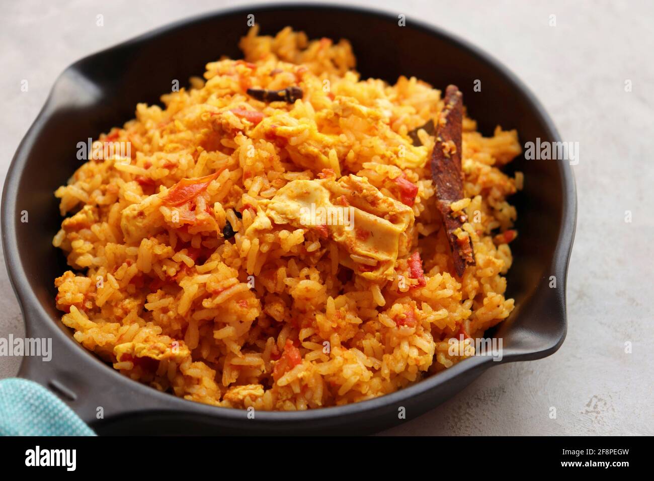 Riz aux tomates avec œufs. Incorporer le riz frit dans la sauce tomate épicée, mélangé avec des œufs et des épices. Servi dans une poêle à repasser. Banque D'Images