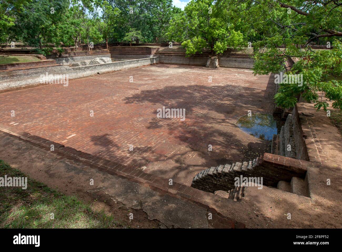 Un réservoir (réservoir d'eau artificiel) situé dans l'ancien jardin royal de la forteresse de Sigiriya Rock, dans le centre du Sri Lanka. Banque D'Images