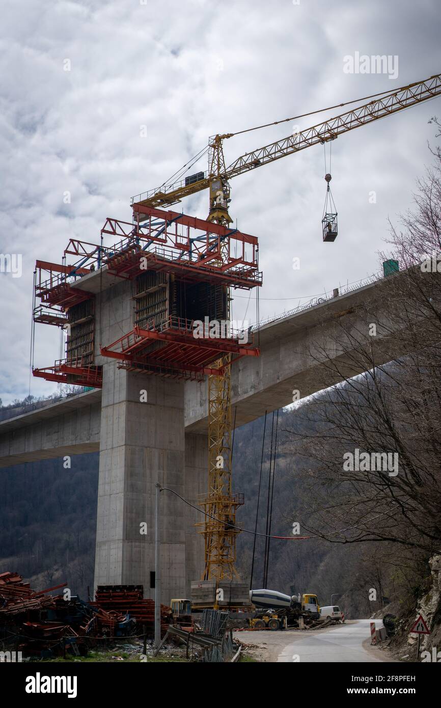 Raccordement de pont routier en construction travaux difficiles Banque D'Images