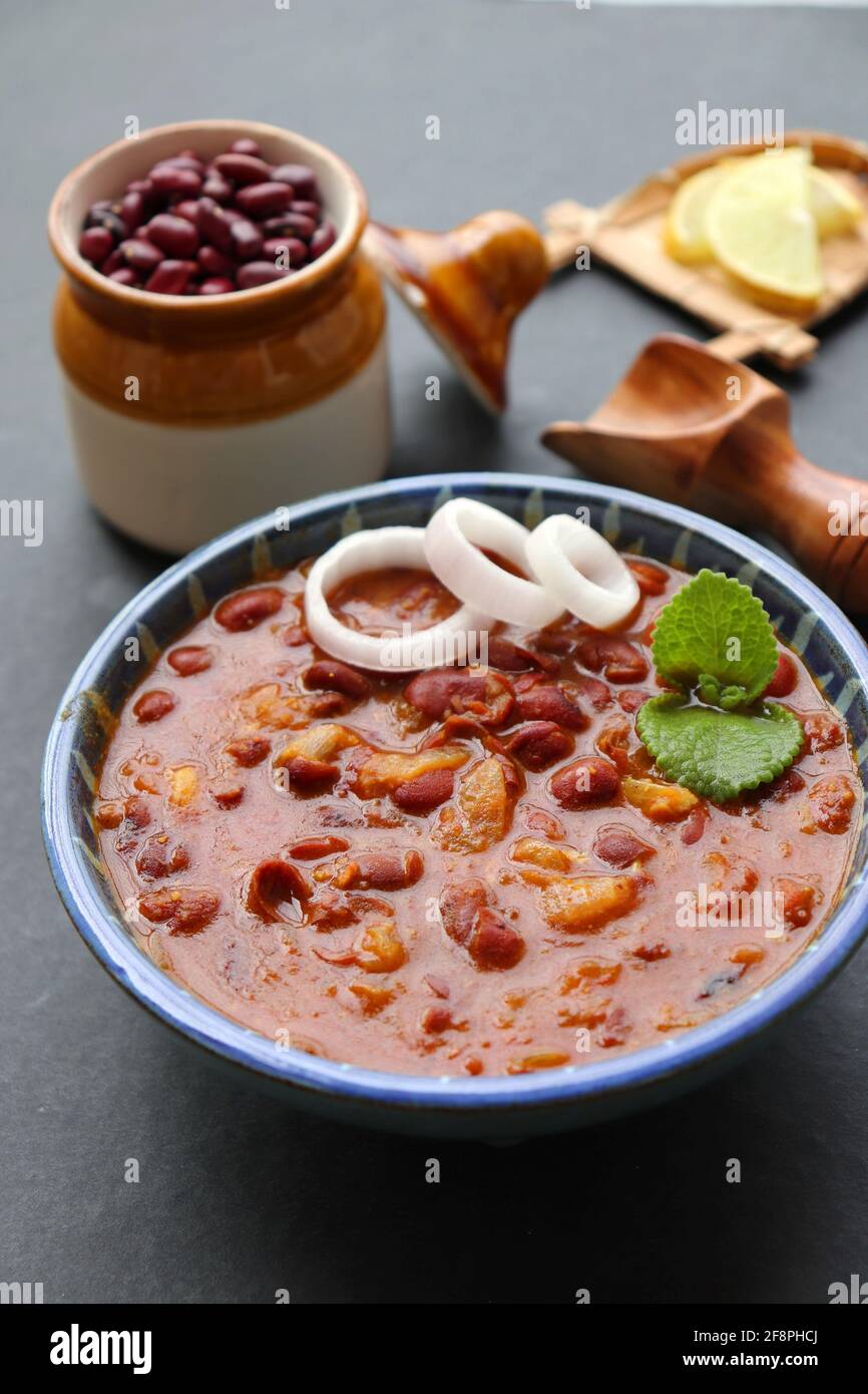 Rajma curry est une nourriture populaire du nord de l'Inde. Rajma est un haricot rouge cuit avec des oignons, des tomates et un mélange spécial d'épices. Banque D'Images