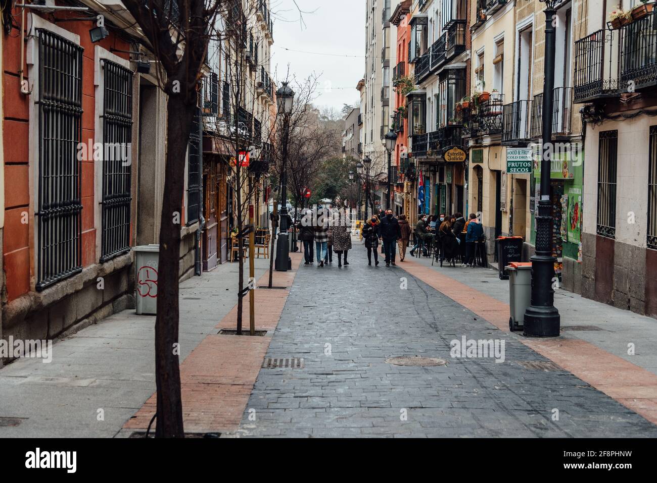 Madrid, Espagne - 31 janvier 2021: Vue panoramique de la célèbre rue Las Huertas dans le centre historique de Madrid pendant les restrictions pour la pandémie de coronavirus Banque D'Images