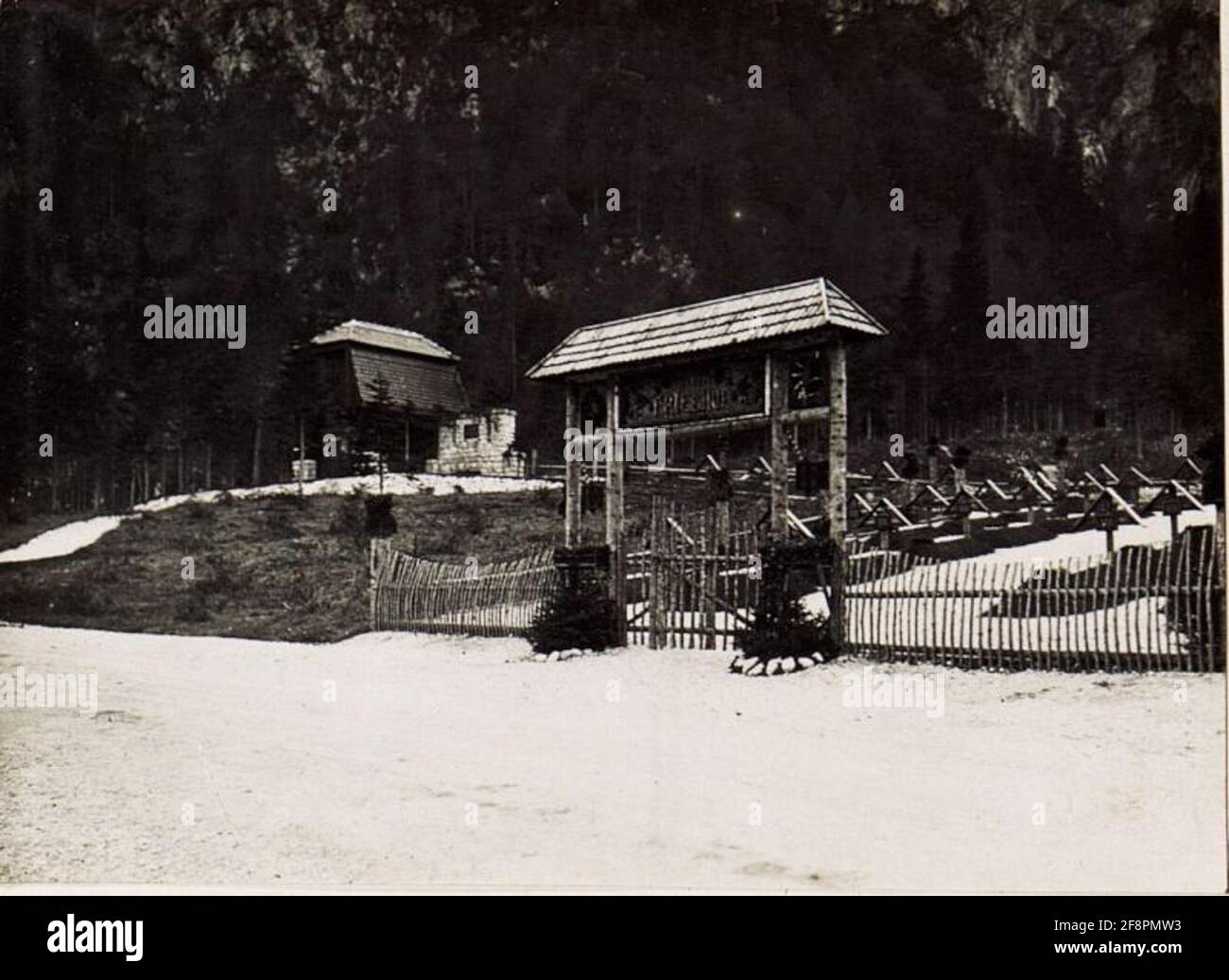 Seissera Talstellung. Cimetière de héros avec chapelle. . Banque D'Images Seissera Talstellung. Cimetière de héros avec chapelle. . Banque D'Images