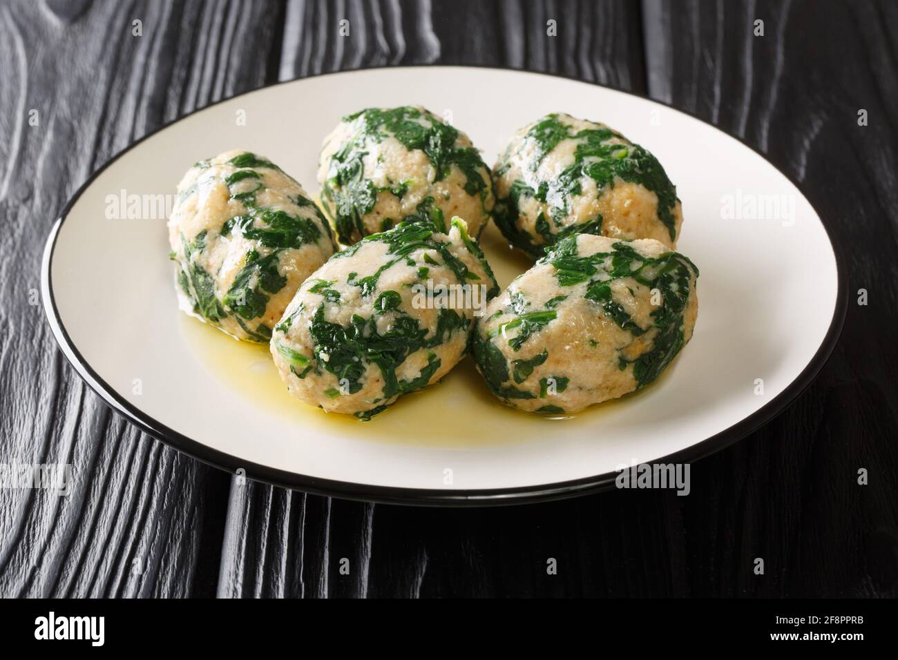 Boulettes d'épinards italiens Strangolapreti avec sauce à la sauge au beurre gros plan sur une plaque d'ardoise sur la table. Horizontale Banque D'Images