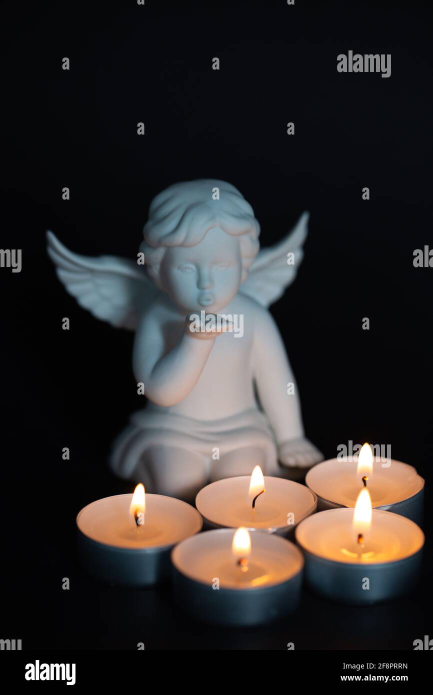 Ange avec bougies devant lui, fond noir, carte de deuil, carte postale  Photo Stock - Alamy