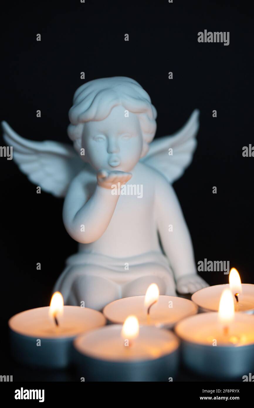 Ange avec bougies devant lui, fond noir, carte de deuil, carte postale  Photo Stock - Alamy