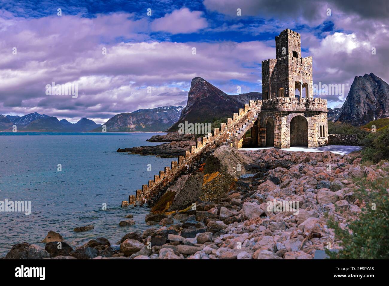 Paysage de fantaisie d'un pays accidenté montagneux avec un bâtiment magnifique Banque D'Images