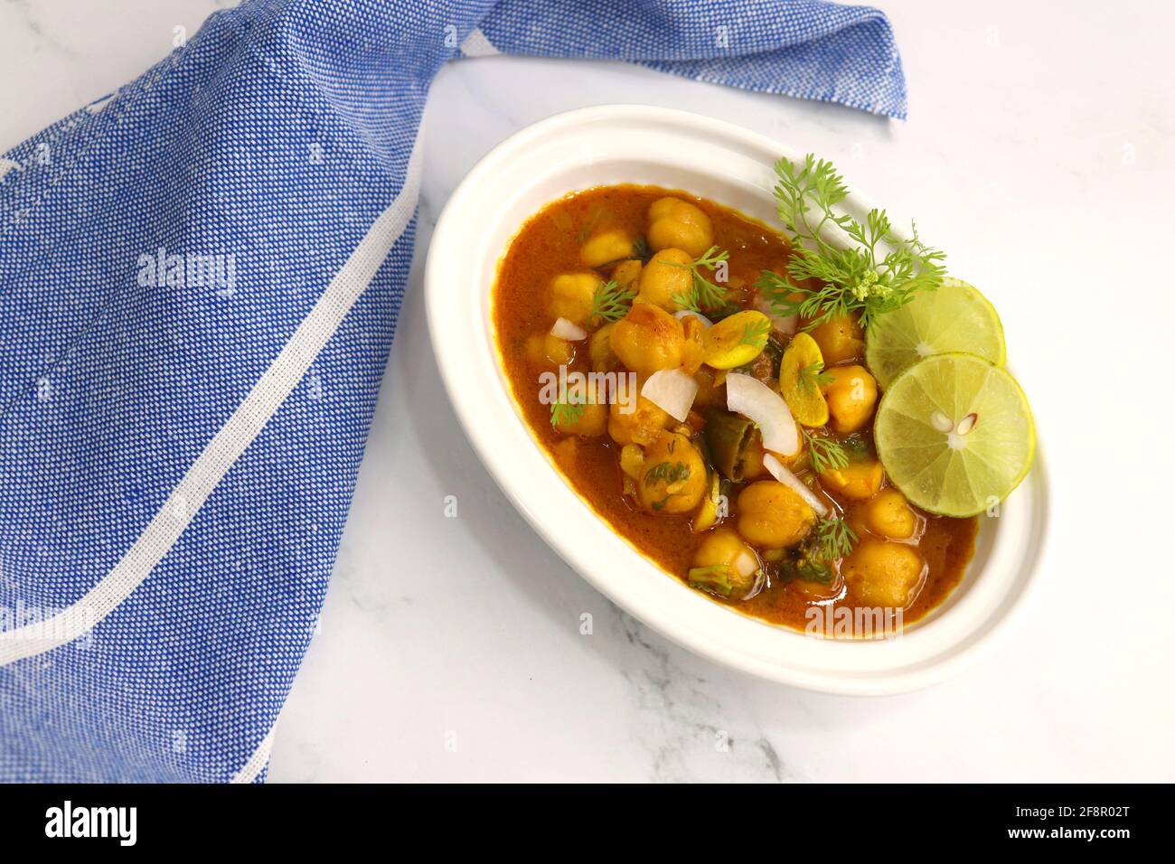 Cuisine indienne. Masala de pois chiches frais, cari de masala de Chole, plat traditionnel du nord de l'Inde. Populaire Amritsari Chole bhature. Chana masala. Banque D'Images