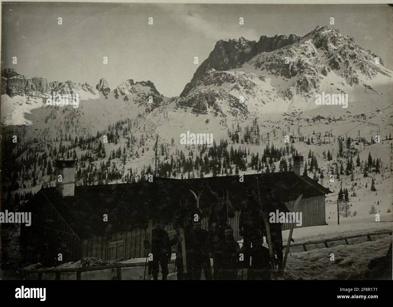 Casernes d'équipe du bataillon d'infanterie 150.Landstorm sur le Rattendorferalm (1922) avec le massif des TrogkoFs. . Banque D'Images