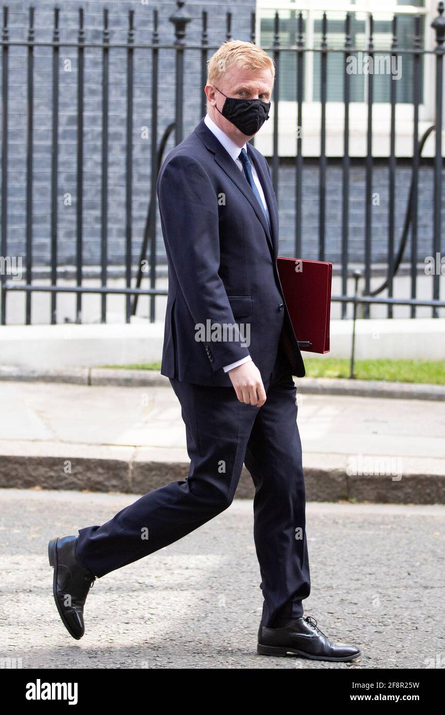 Oliver Dowden CBE, qui a été nommé secrétaire d'État au numérique, à la Culture, aux médias et au Sport, laisse le numéro 10 Downing Street porter un masque facial Banque D'Images