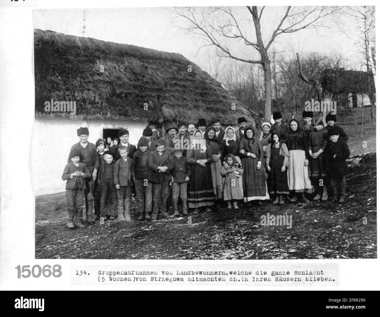 Strzegowa Groupe d'habitants ruraux qui sont restés dans leurs maisons pendant toute la bataille (5 semaines); Russie, Pologne d'aujourd'hui. Banque D'Images