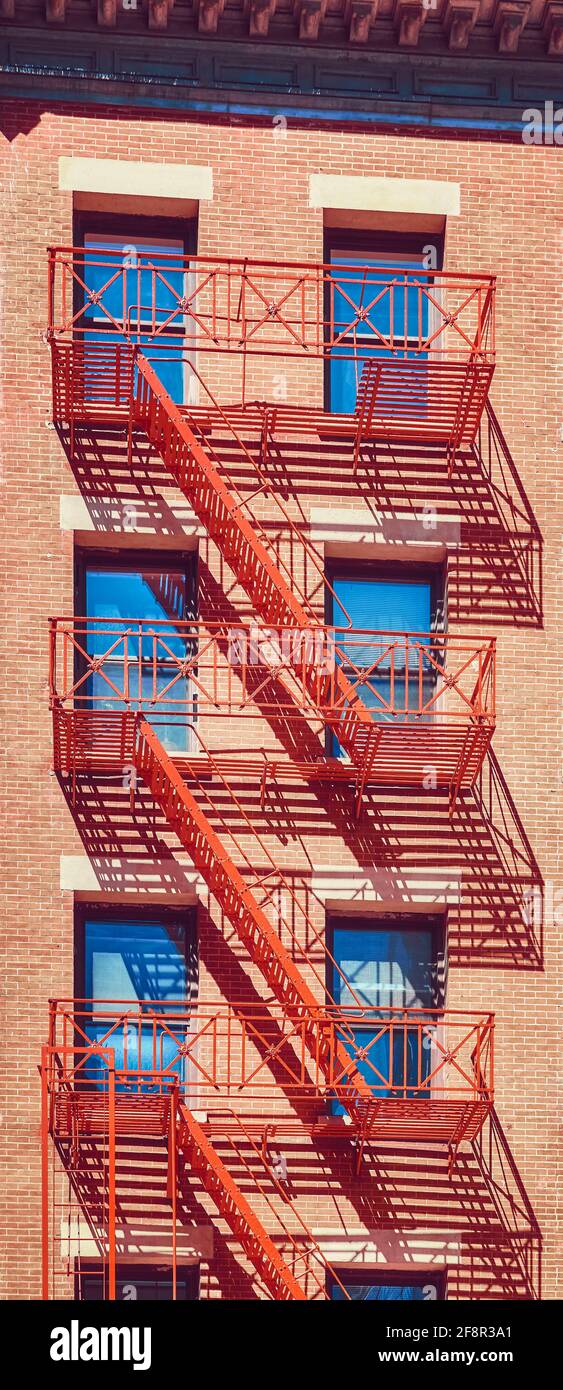 Ancien bâtiment résidentiel avec des évasions de feu rouge, New York City, États-Unis. Banque D'Images