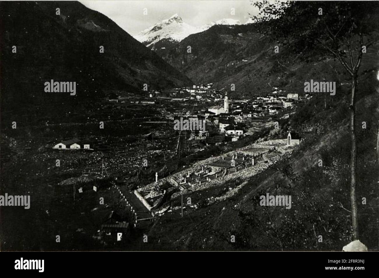 Ville de Caoria avec cimetière de soldat italien, en arrière-plan Monte Cauriol. . Banque D'Images